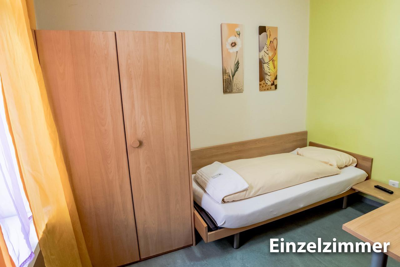 Hotel & Backpackers Zak Шафхаузен Екстериор снимка