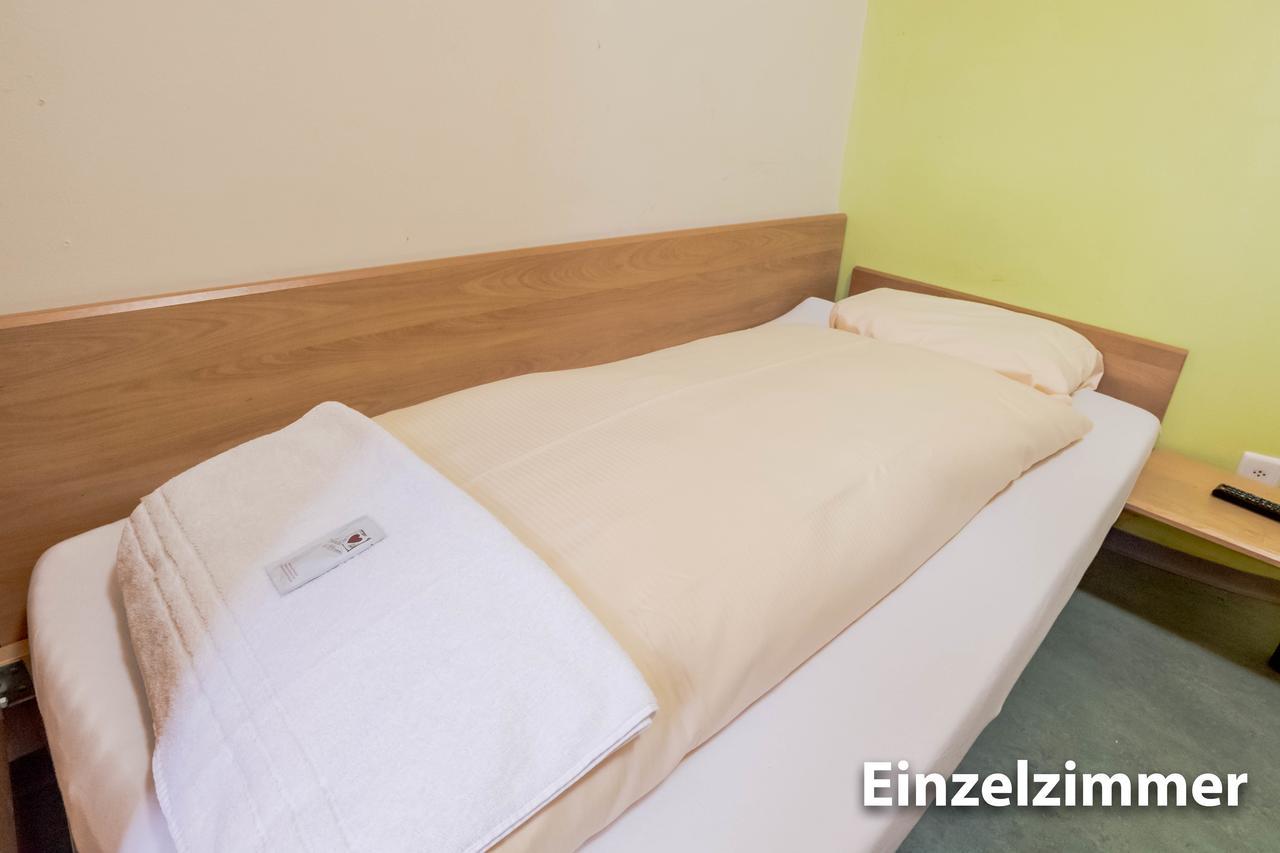 Hotel & Backpackers Zak Шафхаузен Екстериор снимка